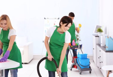 Modern ofis temizlik hizmetleri ekibi