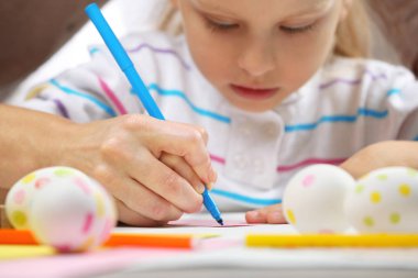 Kız dekorasyon Paskalya yortusu yumurta