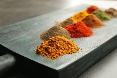 Kurulu farklı baharat karışımı ile