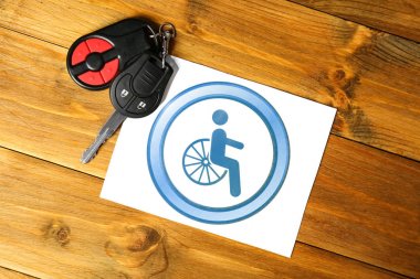 Araba anahtarı ve kart handikap işareti ile 