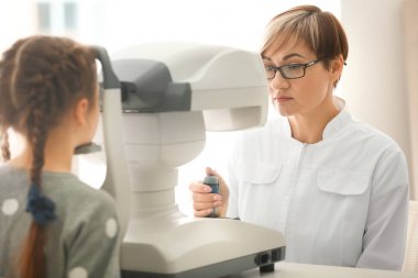 Klinikte küçük kızın göz içi basıncı ölçme göz doktoru