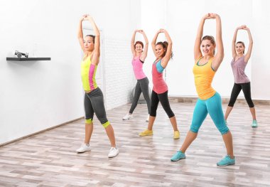 Güzel kızlar spor salonunda eğitim