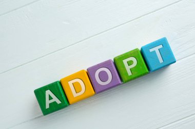 Renkli küpleri ile kelime evlat edinmek