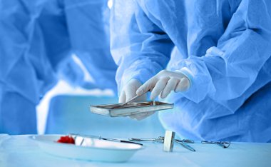 El aletleri, Cerrahi operasyon için klinikte alarak doktor