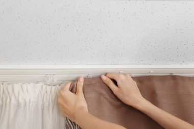 Perdeleri yükleme eller