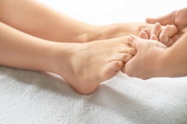 Genç kadın ayak masaj spa salonda alma