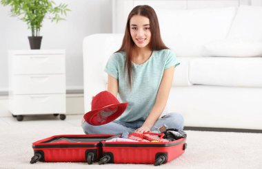 genç kadın ambalaj bavul 