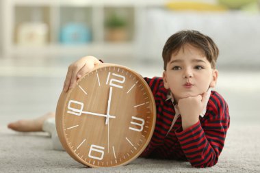 Şirin küçük çocuk.  