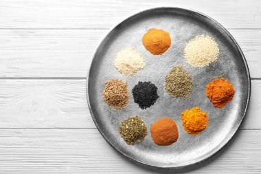 farklı baharat karışımı tepsiye