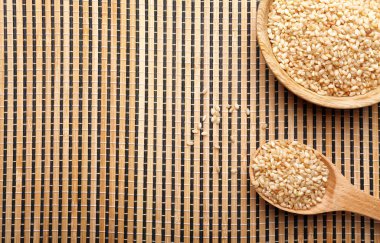 Kase ve kaşık pirinç 