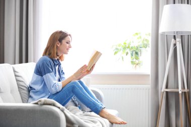 Kitap okuyan genç bir kadın