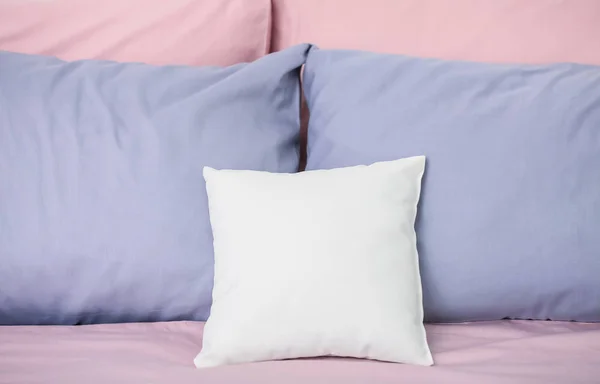 Puste poduszkę na łóżku — Zdjęcie stockowe