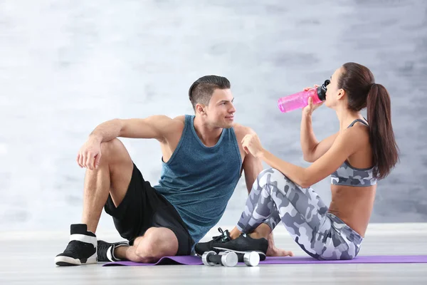 Sportliches junges Paar trainiert gemeinsam — Stockfoto