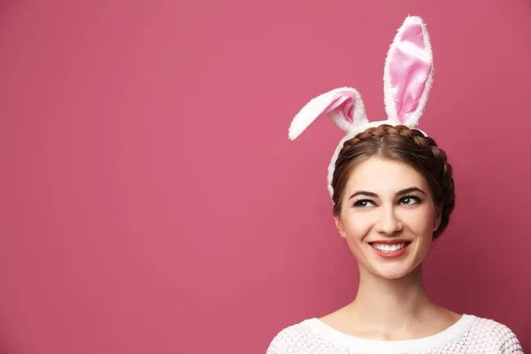 Donna con orecchie da coniglio — Foto Stock