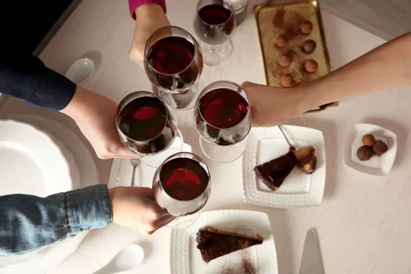 Les gens avec du vin rouge à la fête — Photo