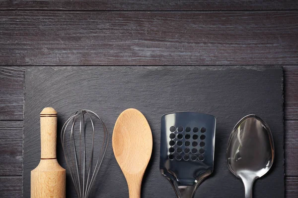 Utensílios de cozinha na placa — Fotografia de Stock