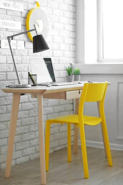 Lugar de trabajo con portátil en la mesa — Foto de Stock