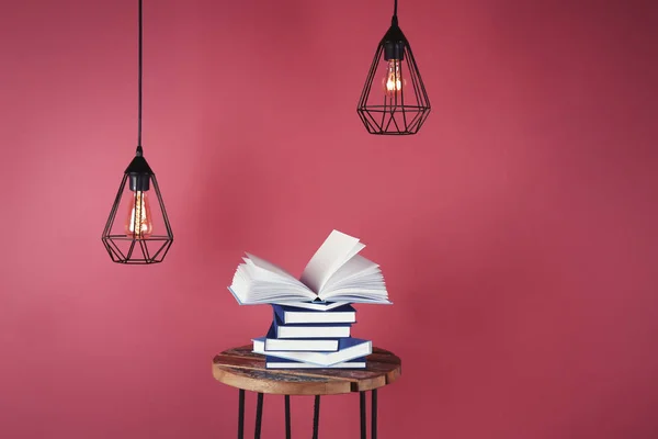 Pequena mesa com pilha de livros — Fotografia de Stock