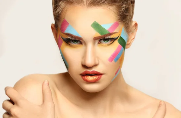 Młoda kobieta z kreatywnym makijażem — Zdjęcie stockowe