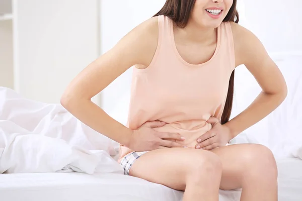 Wanita hamil cantik yang menderita sakit perut di tempat tidur — Stok Foto