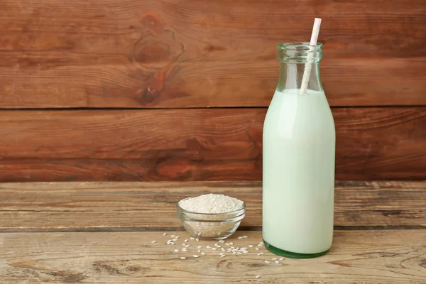 Бутылка молока и миска с рисом — стоковое фото