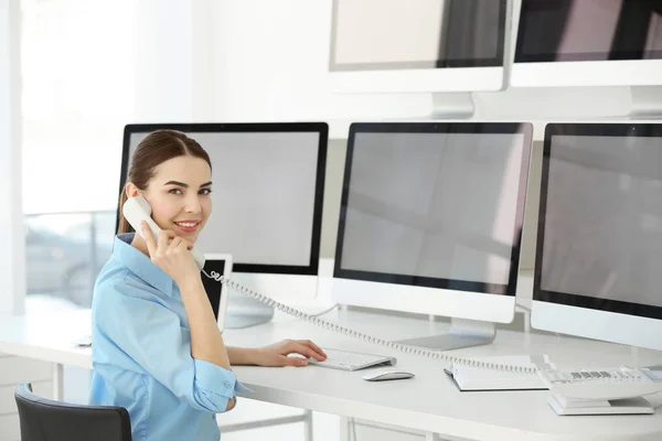 Beautiful security guard in surveillance room — Stock Photo, Image