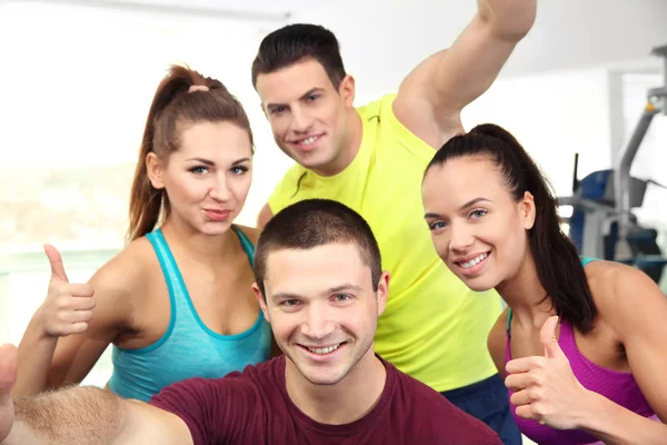 Gruppe Von Menschen Macht Selfie Fitnessstudio — Stockfoto
