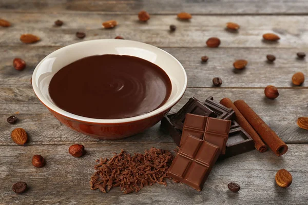 Schüssel mit Schokoladenmousse — Stockfoto