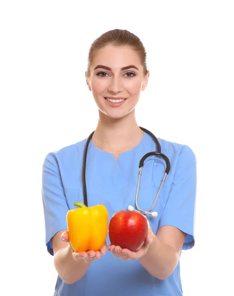 Jonge vrouwelijke voedingsdeskundige op witte achtergrond — Stockfoto