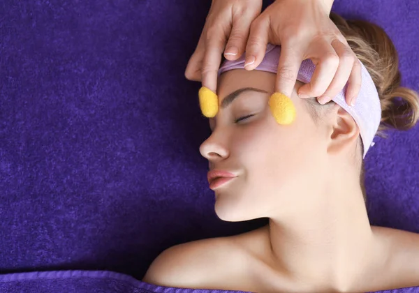 Gezicht Massage Met Cocons Van Zijderups Spa Centrum — Stockfoto