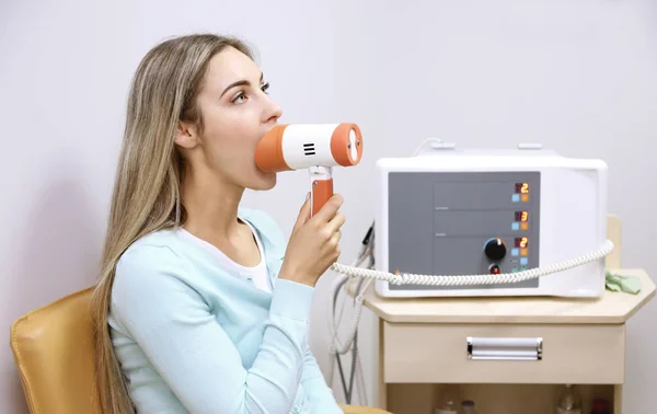 Jonge vrouw die een behandeling in moderne kliniek — Stockfoto