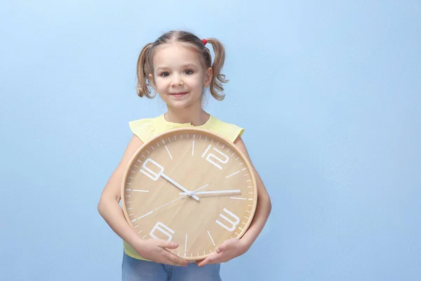 Linda niña con reloj grande —  Fotos de Stock