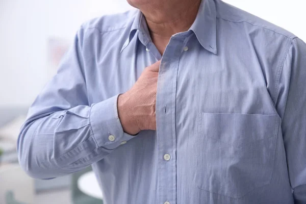 Człowiek z ból w klatce piersiowej cierpi na atak serca w biurze — Zdjęcie stockowe