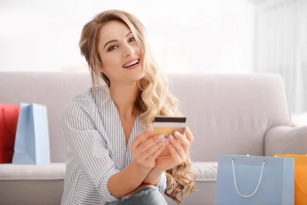 Mujer joven con tarjeta de crédito. Compras concepto en línea —  Fotos de Stock