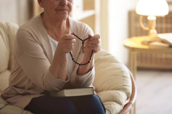 Äldre kvinna med Bibeln — Stockfoto