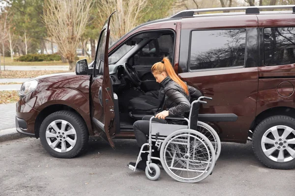 Mujer Joven Silla Ruedas Junto Coche — Foto de Stock