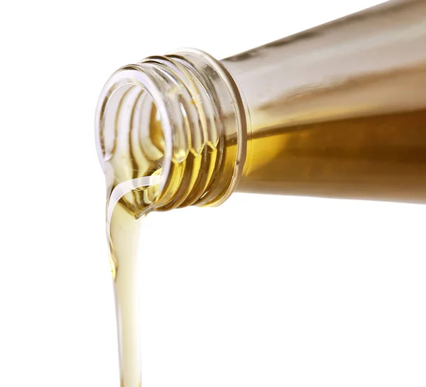 Выливание масла из бутылки — стоковое фото