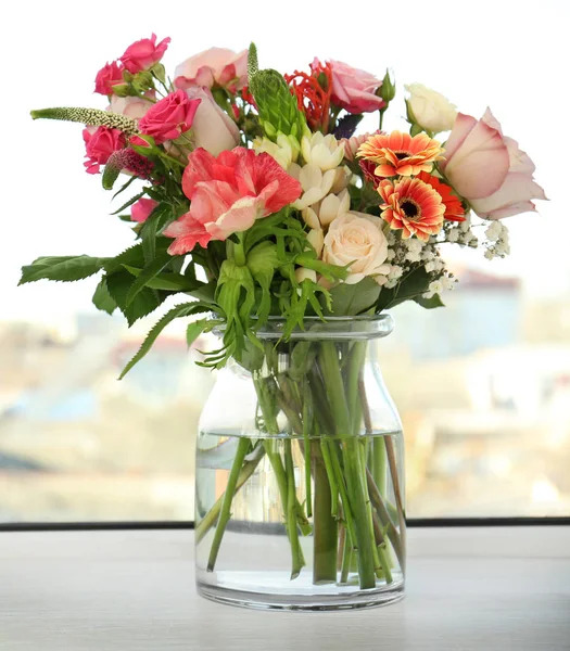 Mooi boeket verse bloemen — Stockfoto