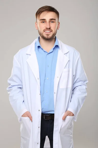 Knappe dokter op lichte achtergrond — Stockfoto