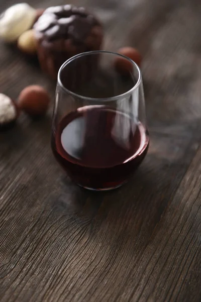 Rotwein und leckere Schokoladenbonbons — Stockfoto