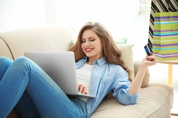 Mulher fazendo compras on-line em casa — Fotografia de Stock