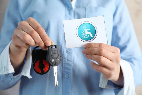 Mujer sosteniendo la llave del coche y tarjeta — Foto de Stock