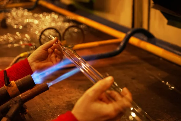 Glassblower heating glass — Stock Photo, Image