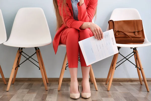 Junge Frau wartet auf Interview — Stockfoto