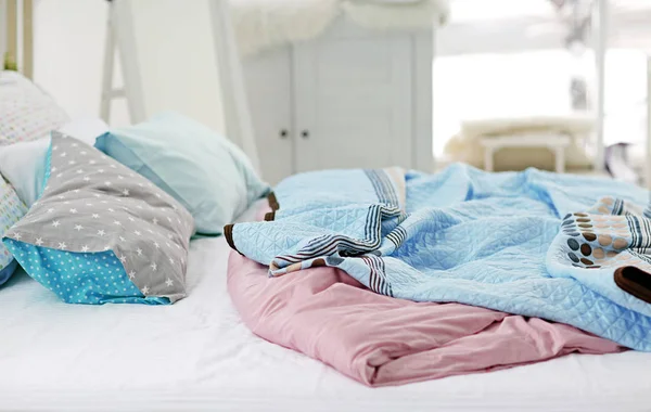 Bett mit weichen Kissen und Decken — Stockfoto