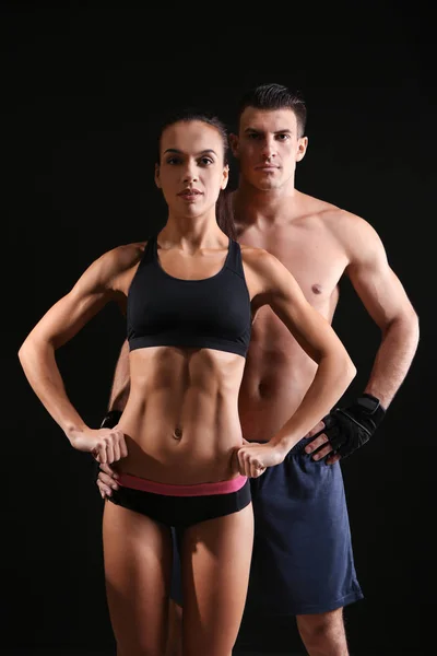 Sportliches junges Paar trainiert gemeinsam — Stockfoto