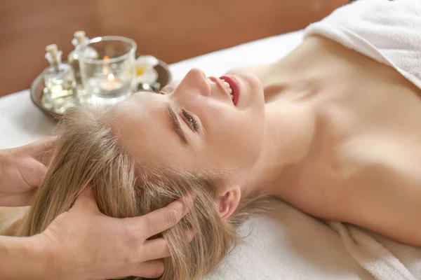 Hermosa mujer joven en el salón de spa — Foto de Stock