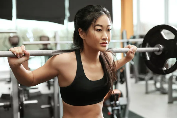 Entraînement femme avec haltère au gymnase — Photo