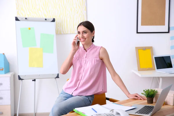 Mooie jonge vrouw praten door mobile — Stockfoto