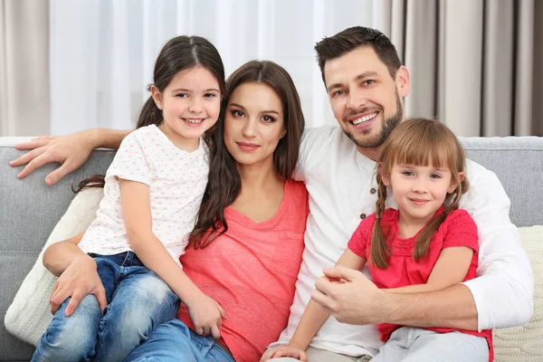 Famiglia Felice Sul Divano Camera — Foto Stock